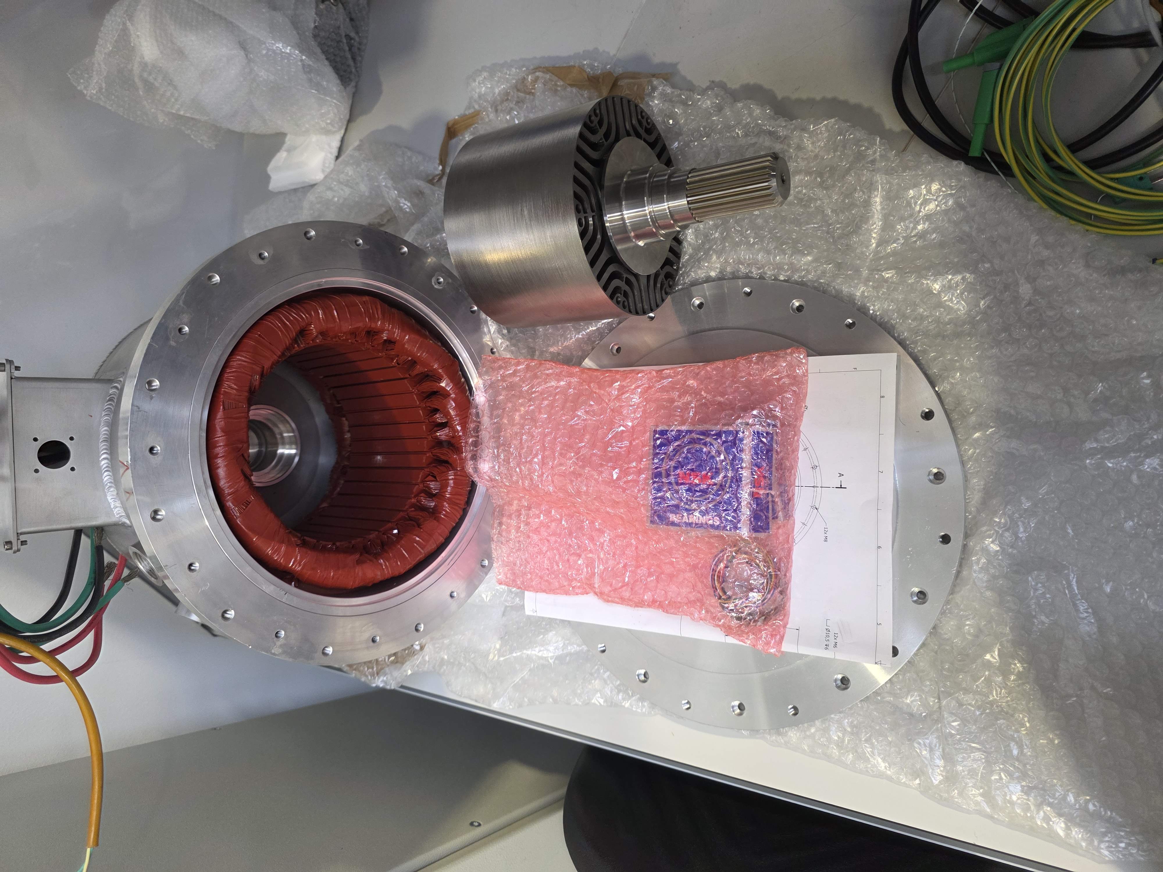 Prototipo de motor de reluctancia síncrona — estátor bobinado y rotor con barreras de flujo